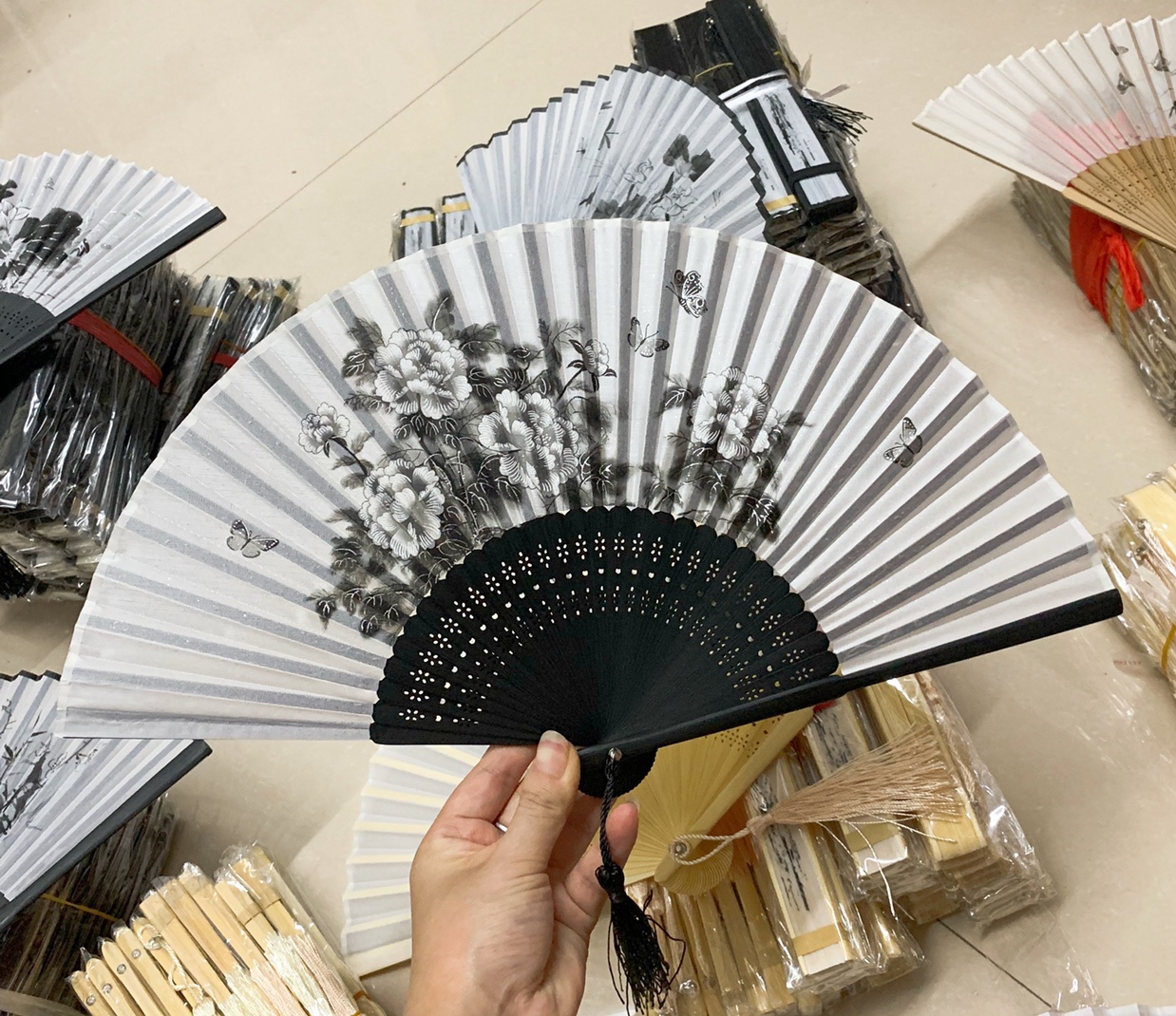 头青仿真丝水墨画折扇  透明竹扇  折叠扇子  男扇  竹扇  礼品古风折扇  全竹喷花中国风折扇白底实物图
