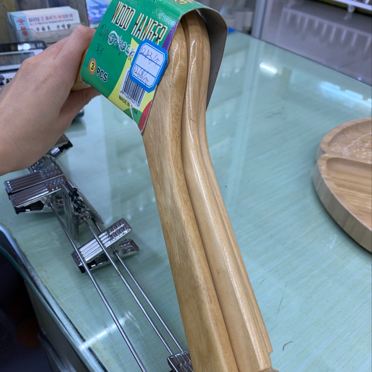P66本色1二级带钢夹木衣架细节图