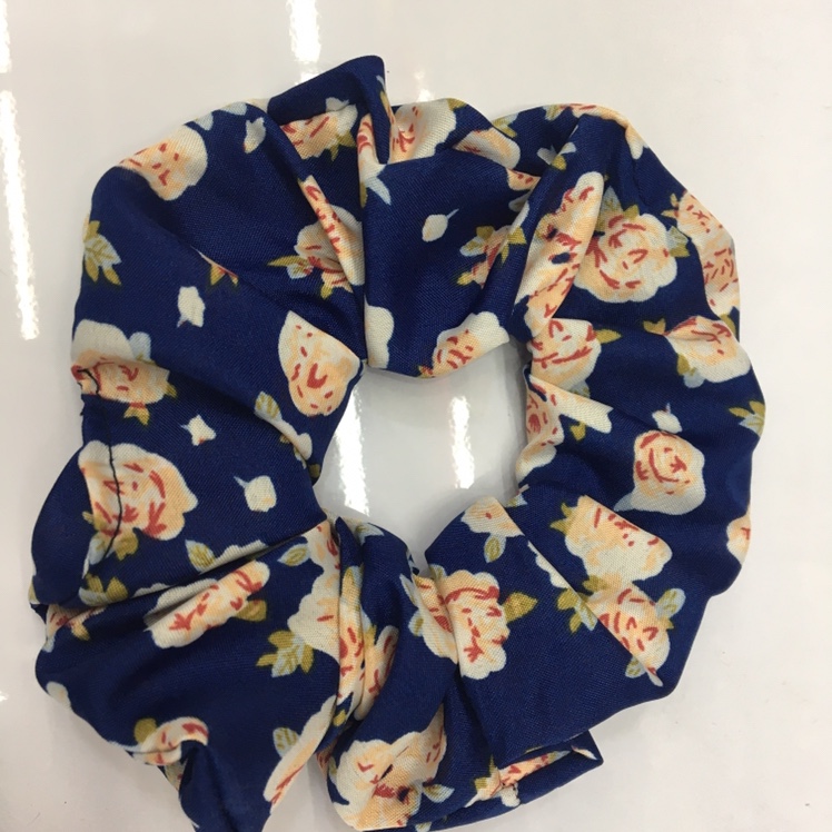 Small floral prints go well with large intestine rings Item Picture