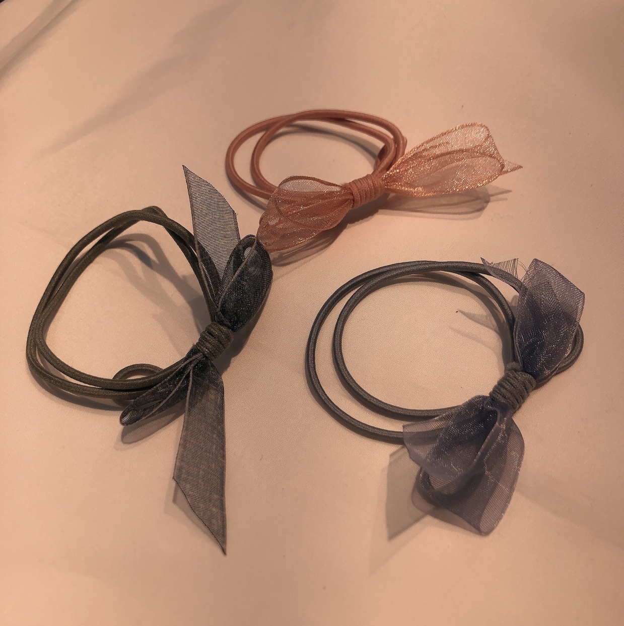 100 pieces of hand-tied hair ties with snow yarn bows and rubber bands in mixed colors for wholesale