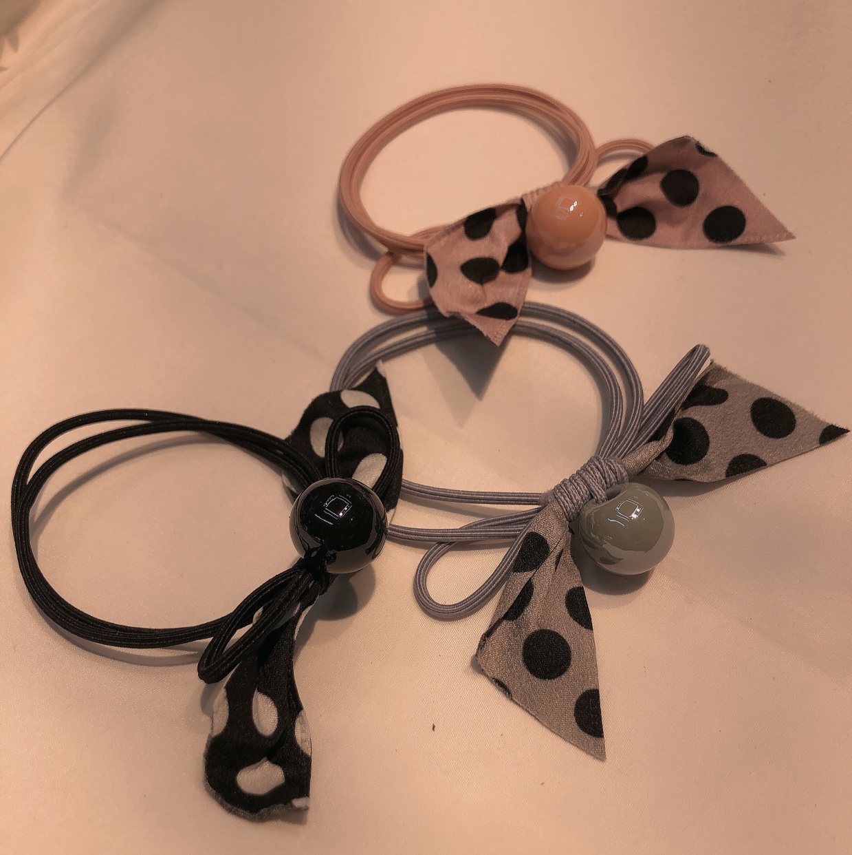 100 hand-tied hair ties with polka dot ribbons, bows and rubber bands in mixed colors for wholesale Specification image