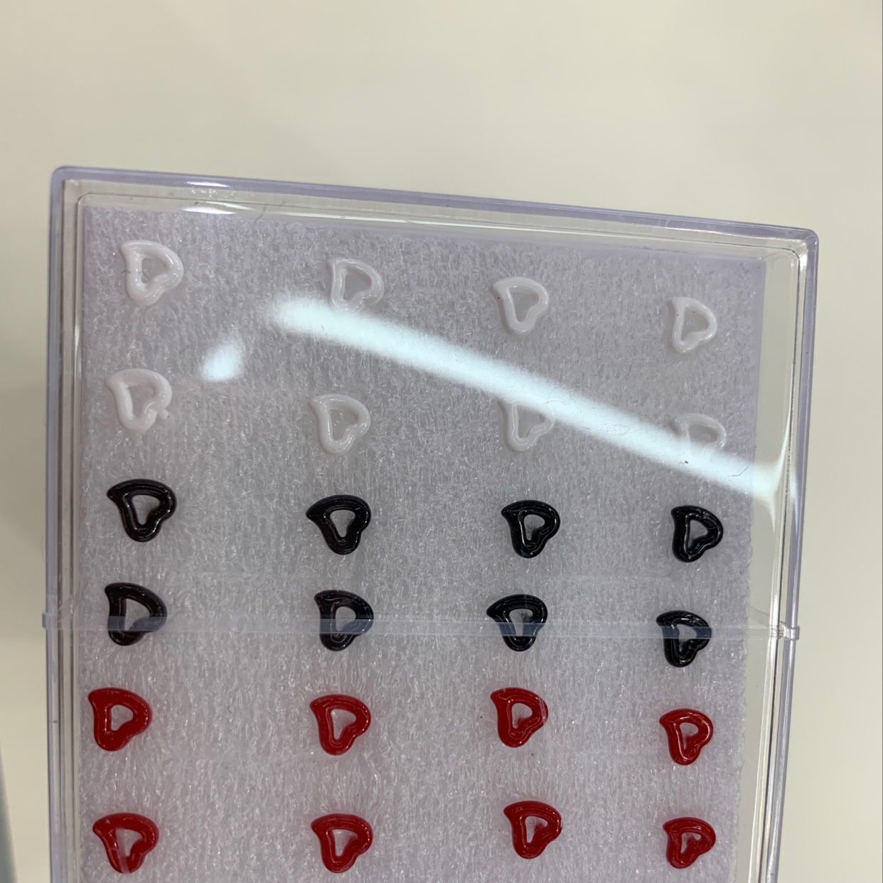 喷漆空桃心耳钉