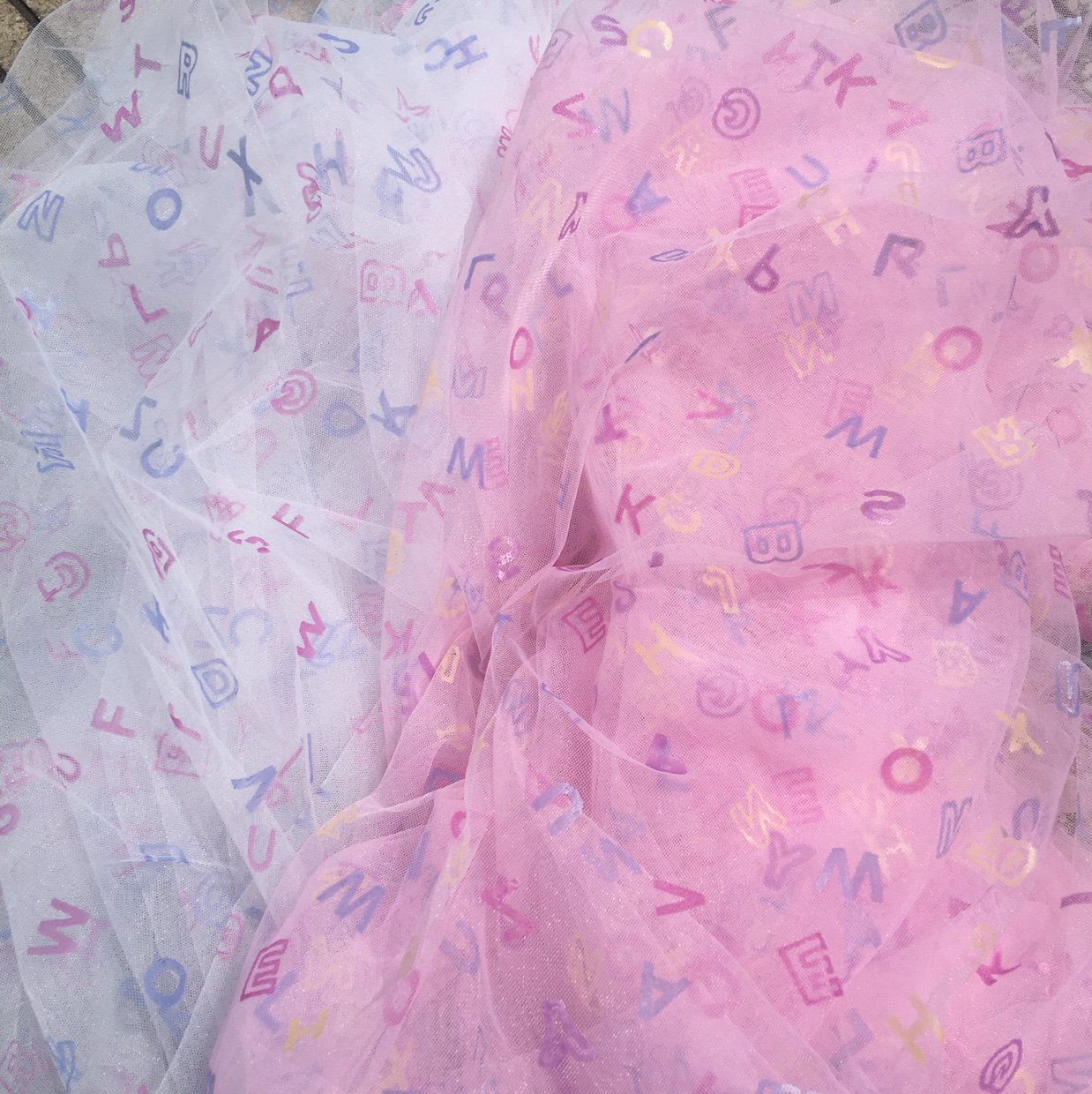 变色字母印花图案