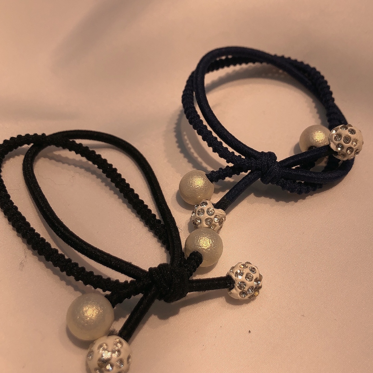 100 hand-tied hair ties with diamond-encrusted accessories, leather bands, and mixed colors for wholesale Specification image