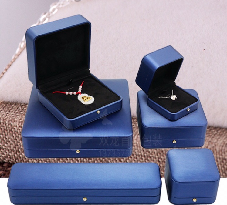 高档首饰盒创意圆角镶钻拉丝皮戒指吊坠礼品盒包装盒珠宝首饰盒产品图