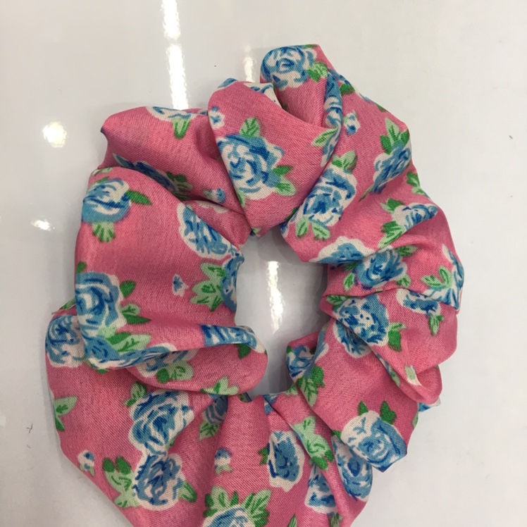 Small floral prints go well with large intestine rings Application Scenario