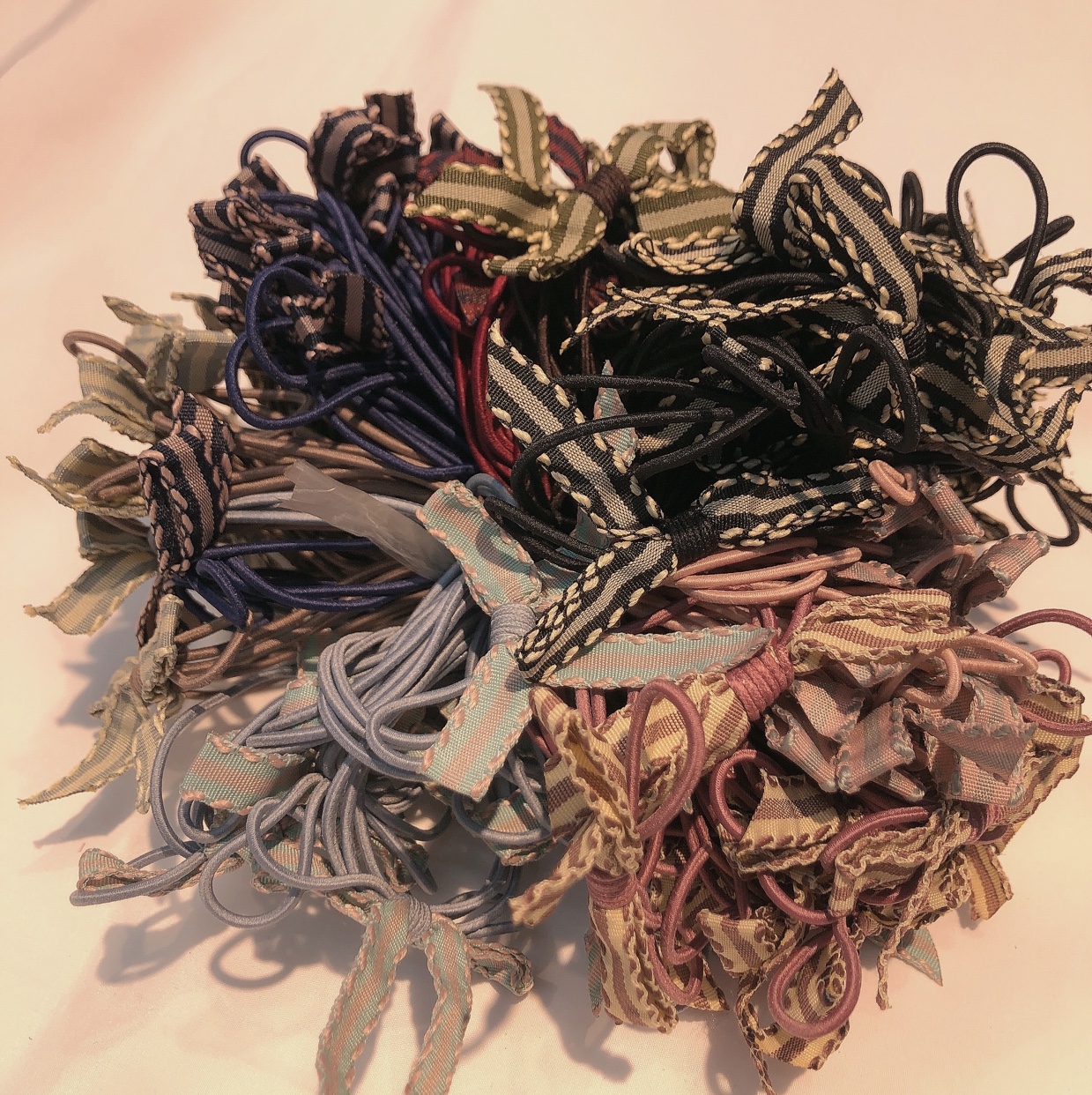 100 hand-tied hair ribbons with bow ties in mixed colors, wholesale leather bands details Picture