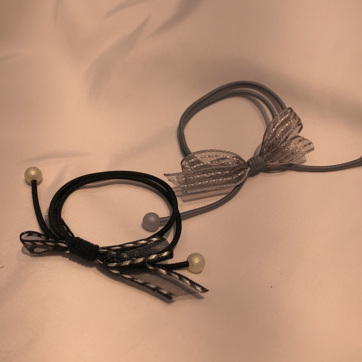 100 hand-tied hair ties with sandbelts, bows and rubber bands in mixed colors for wholesale