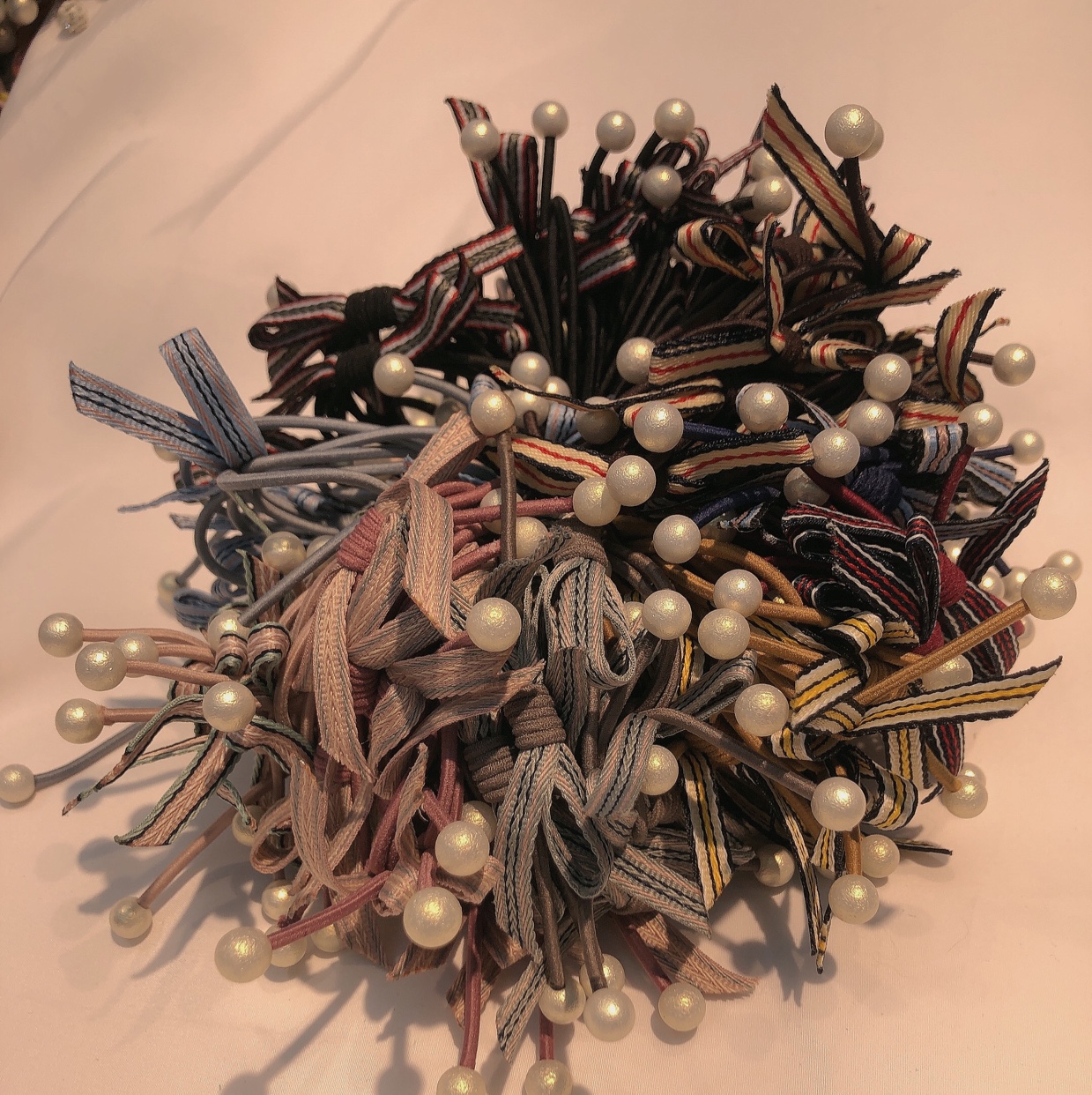 100 hand-tied pearl hair ties with ribbon bows and rubber bands in mixed colors for wholesale details Picture