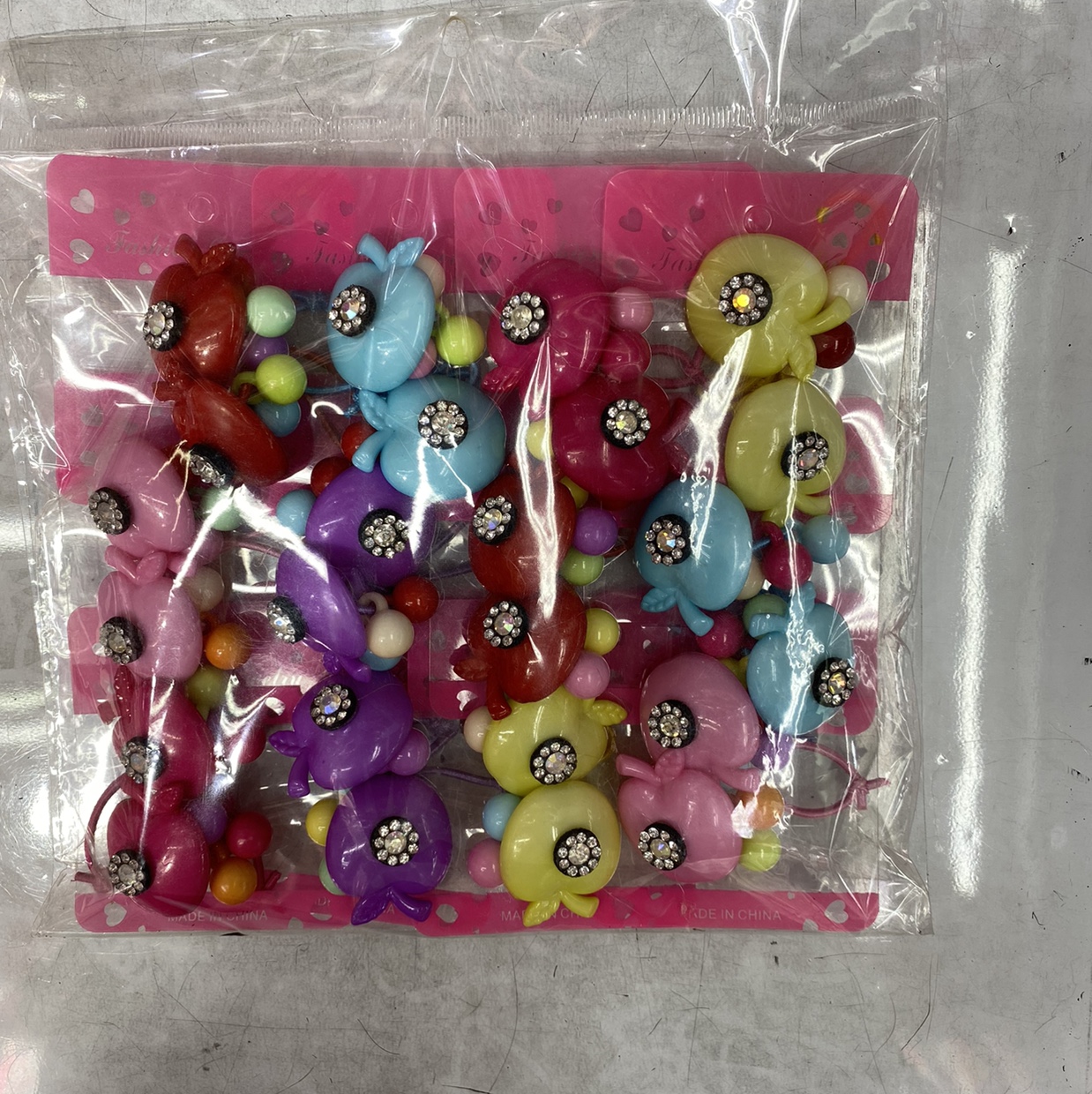 Rubber bands with plastic flowers