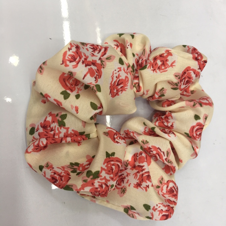 Small floral prints go well with large intestine rings details Picture