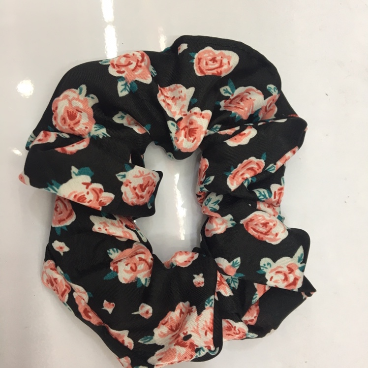 Small floral prints go well with large intestine rings Specification image