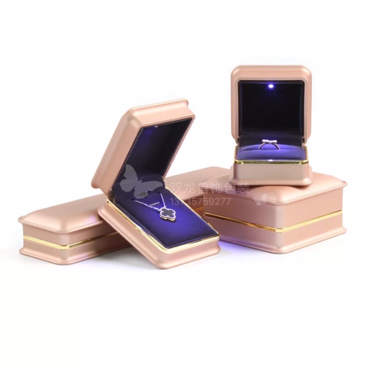 Wholesale of creative LED light proposal ring boxes, jewelry packaging boxes, necklace boxes and accessory boxes Application Scenario