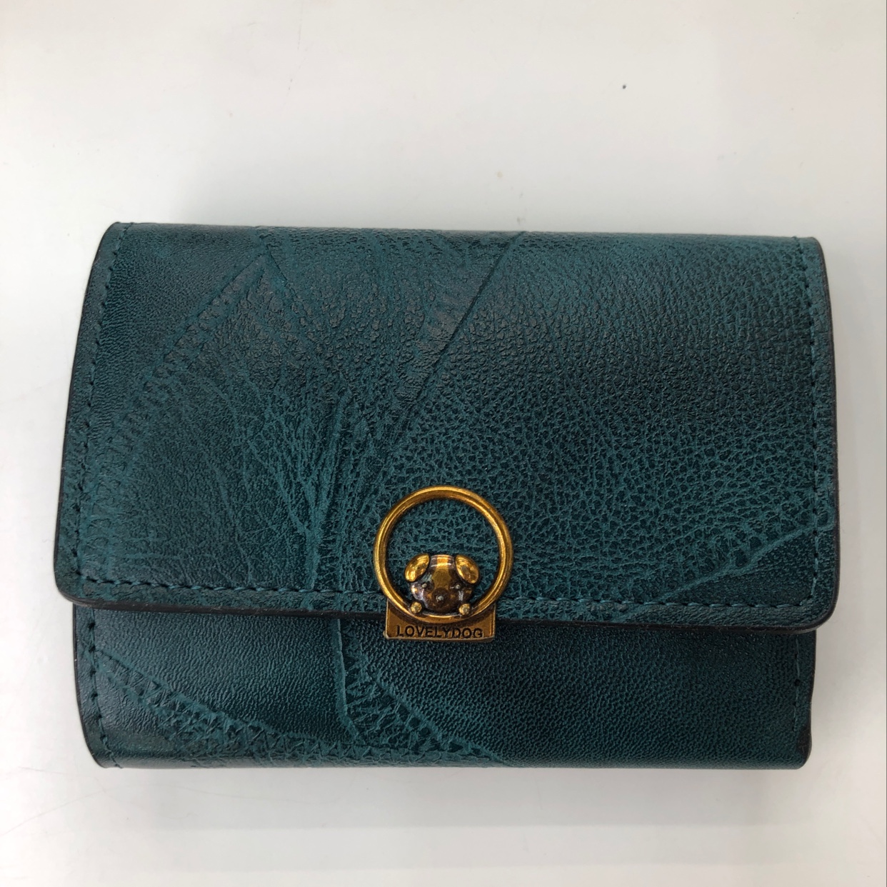 A retro short little dog wallet Application Scenario