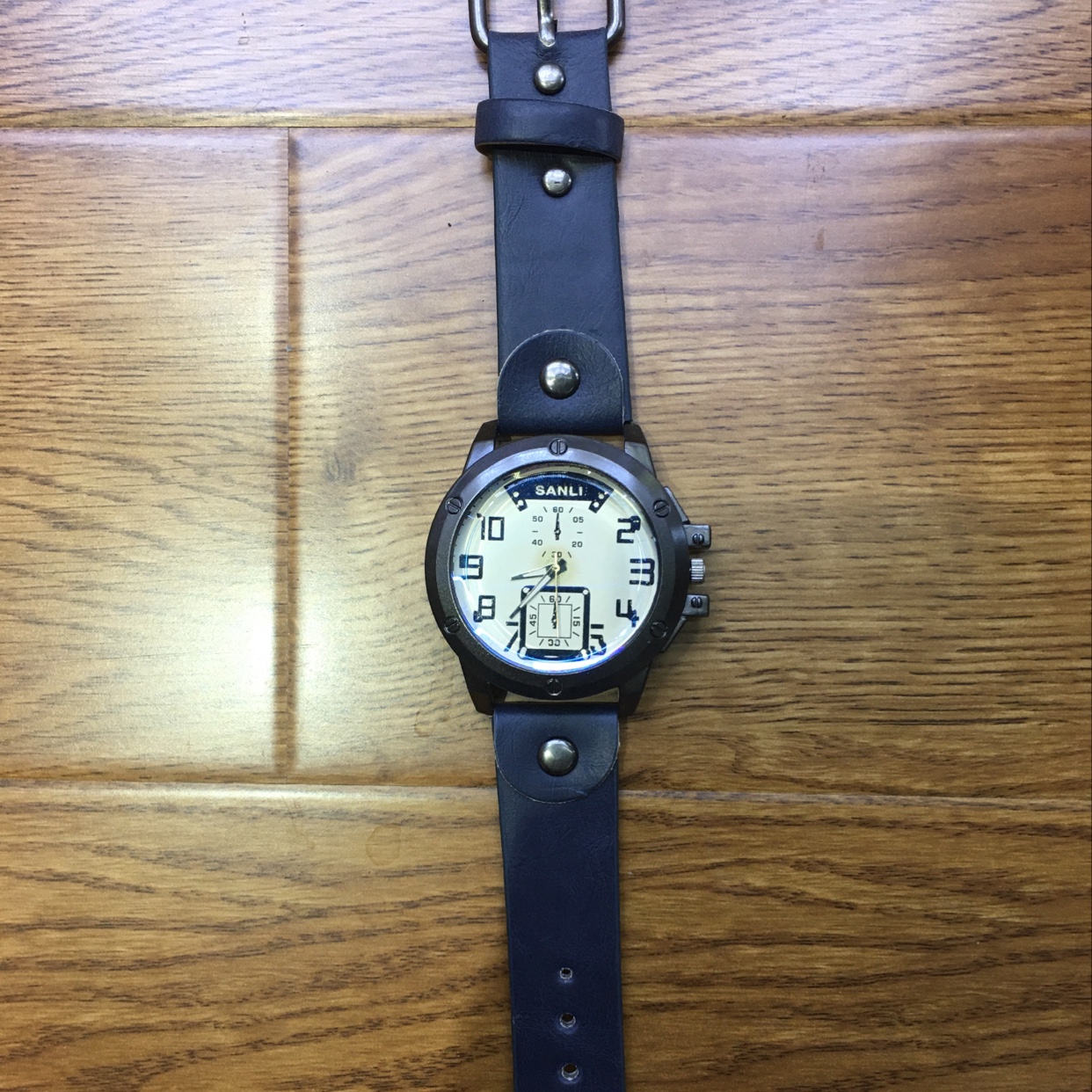 Double-nailed watch in men's leather thumbnail