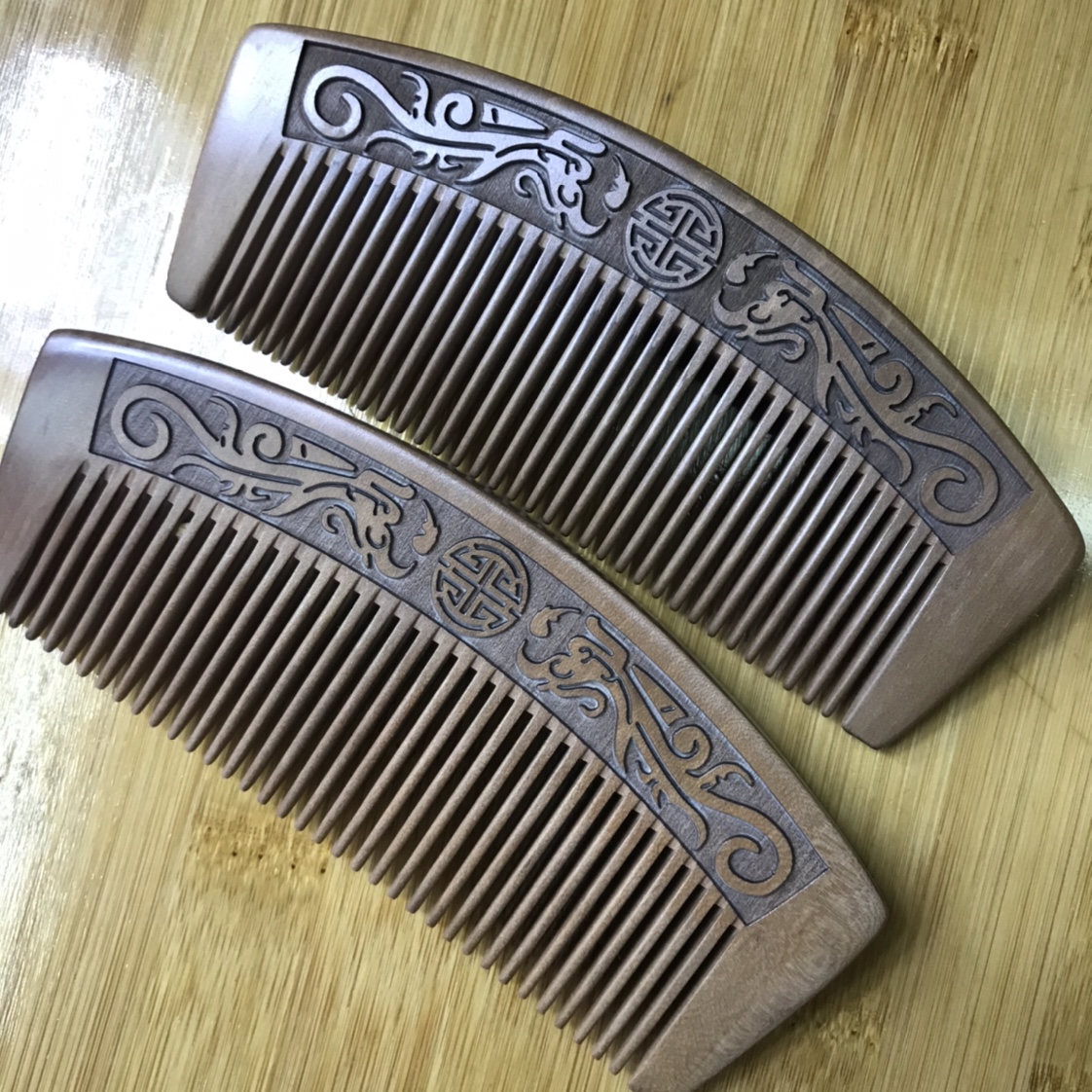 Factory direct sales of natural peach wood combs, double-sided engraved hand-combed combs, customizable logo moon-shaped combs. Specific dimensions are in the video details Picture