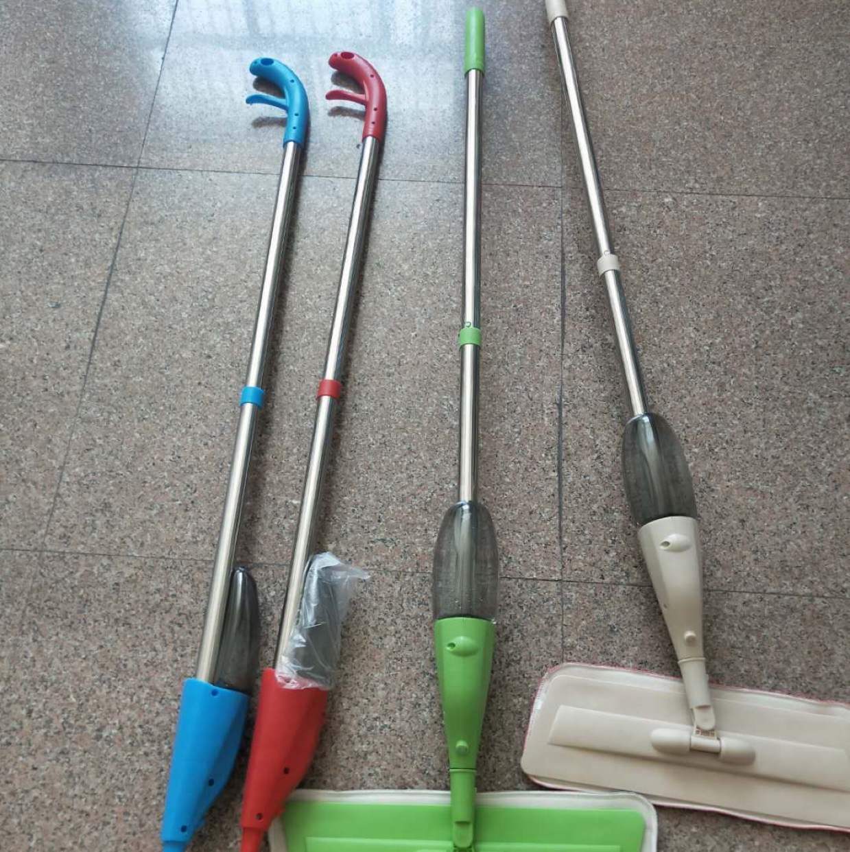 彩盒装喷水拖把产品图