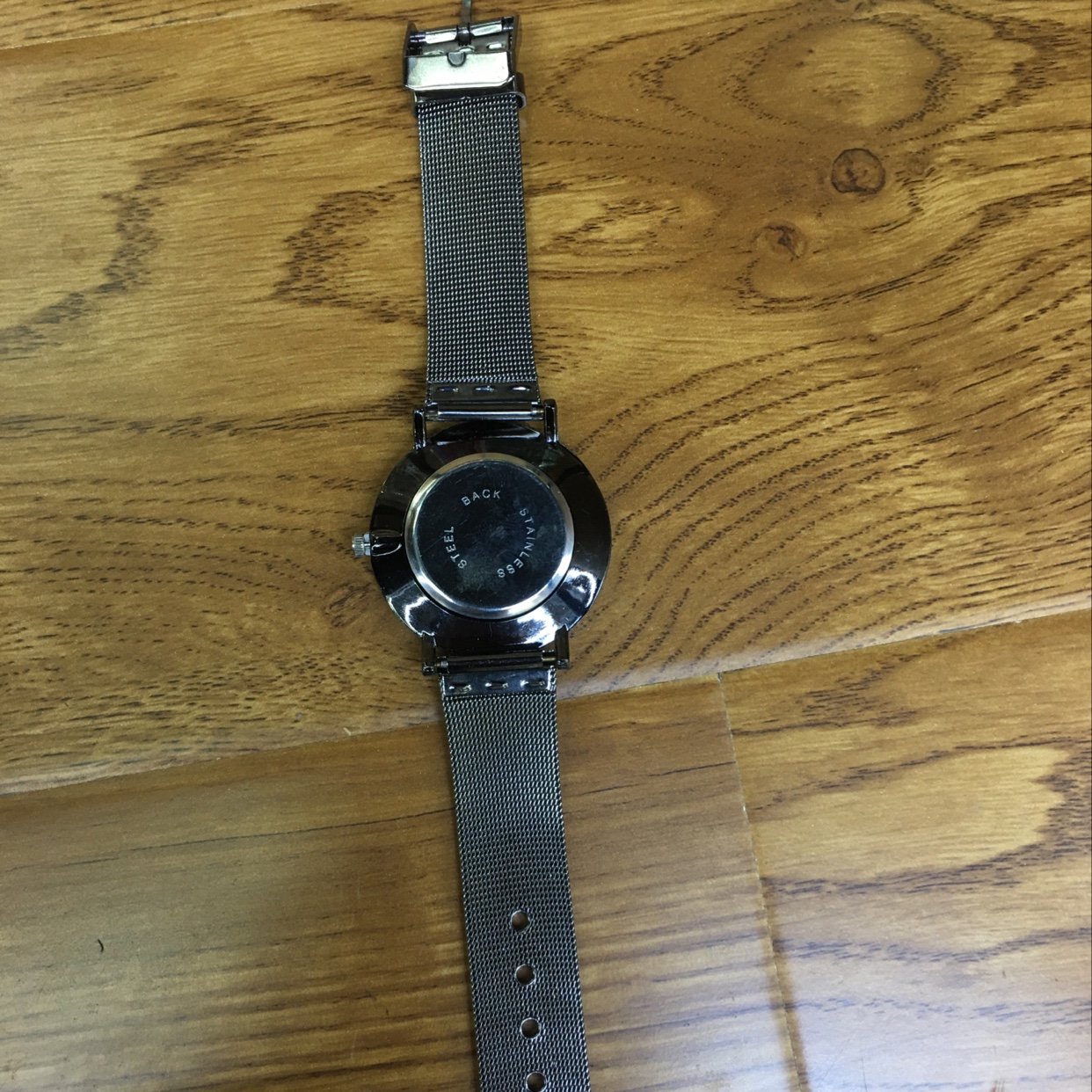 A man wearing a net watch Specification image