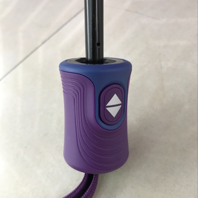 Item No. 3050A Automatic Collision Cloth Horizontal Triple Folding Umbrella Application Scenario