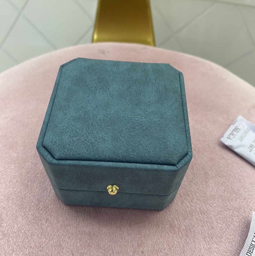 High-end leather embossed star anise box hot style brand ring necklace pendant box thumbnail