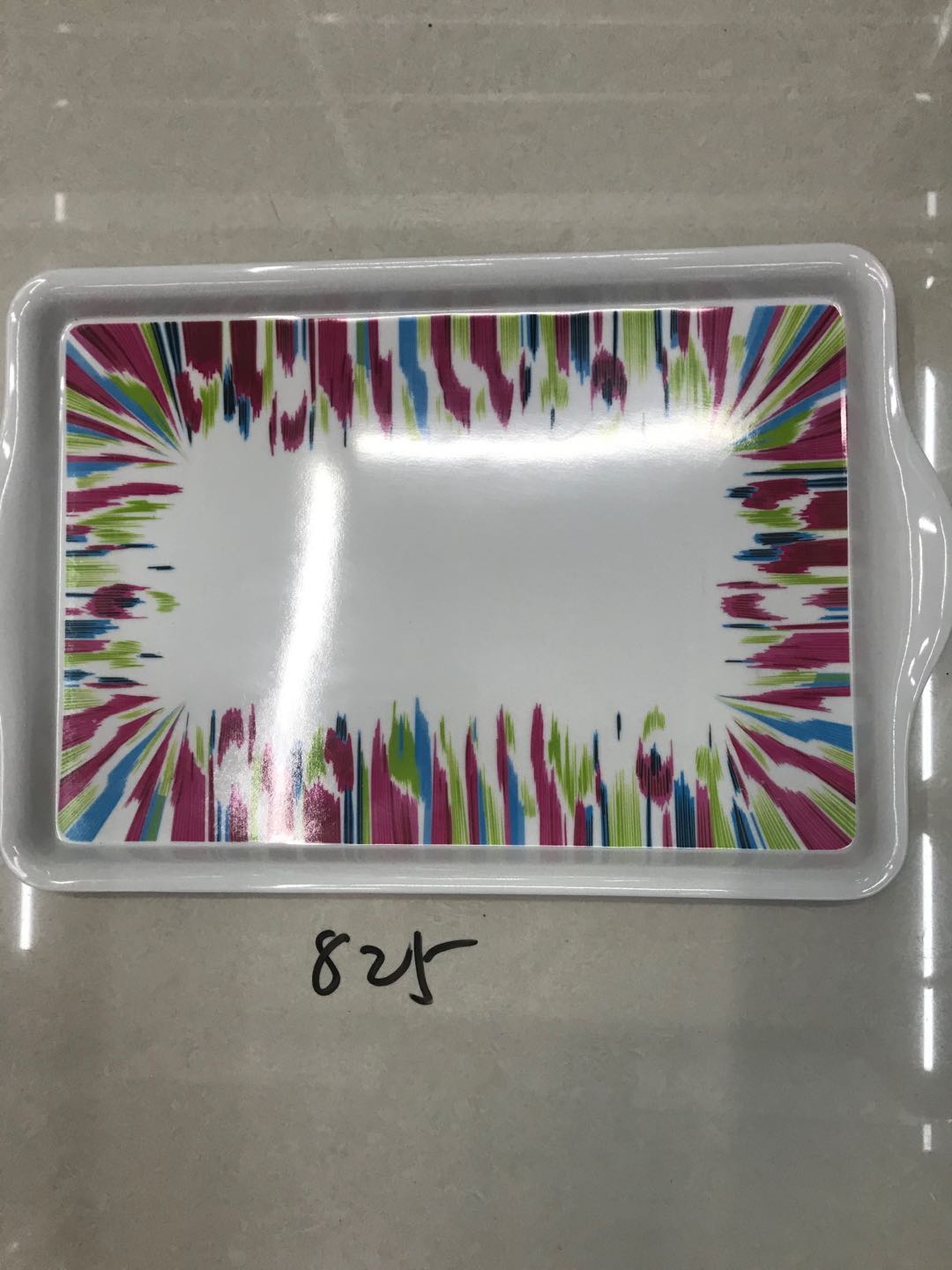 Symmetrical melamine dinner plate with 825 flowers