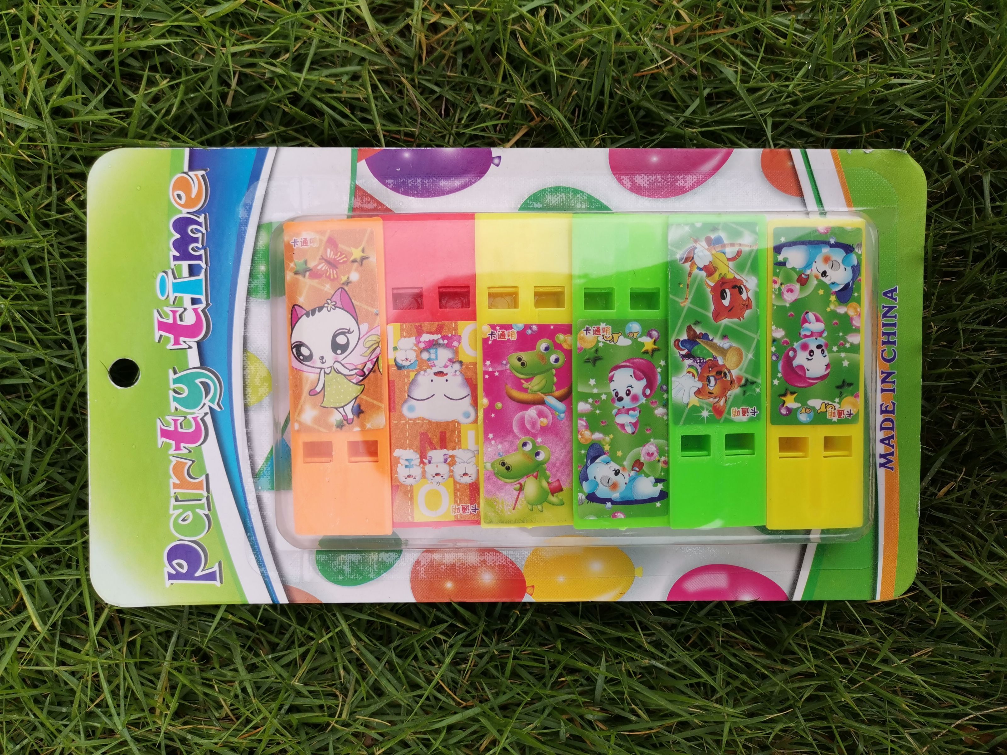 "Love Children Whistle toys, Douyin cartoon safety whistles, SpongeBob Boys and Girls, kindergarten gifts. Application Scenario