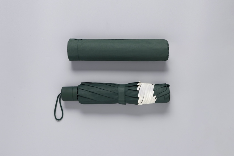 10K 68 Super Large Triple Fold Umbrella For 2-3 People Wrapped In Dark Green