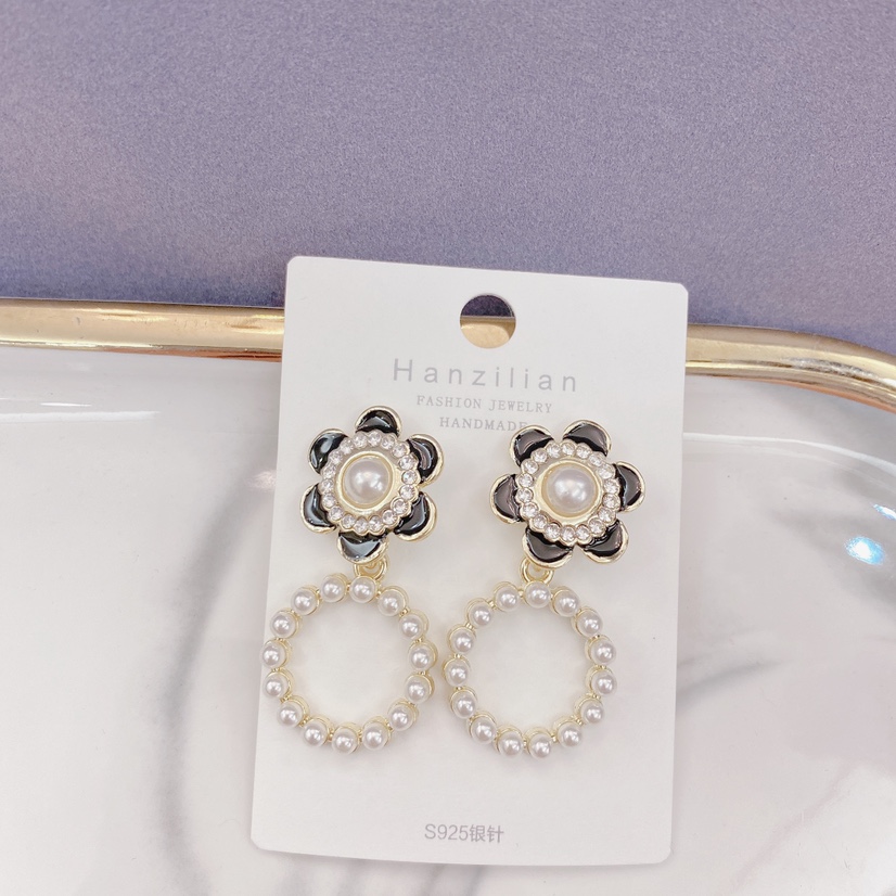 Pearl ear ring thumbnail