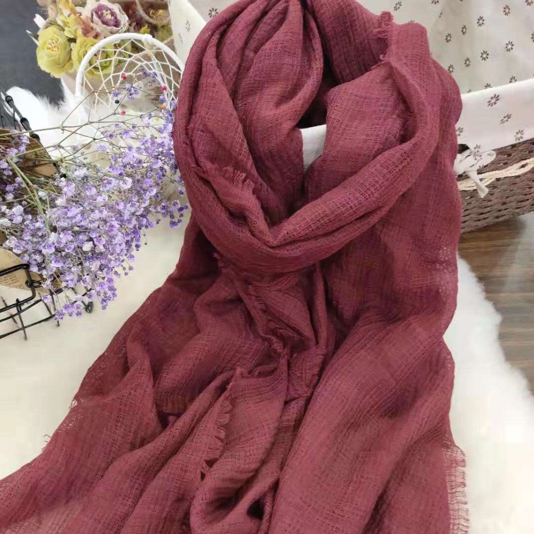 The bark wrinkles and scatters the long scarf