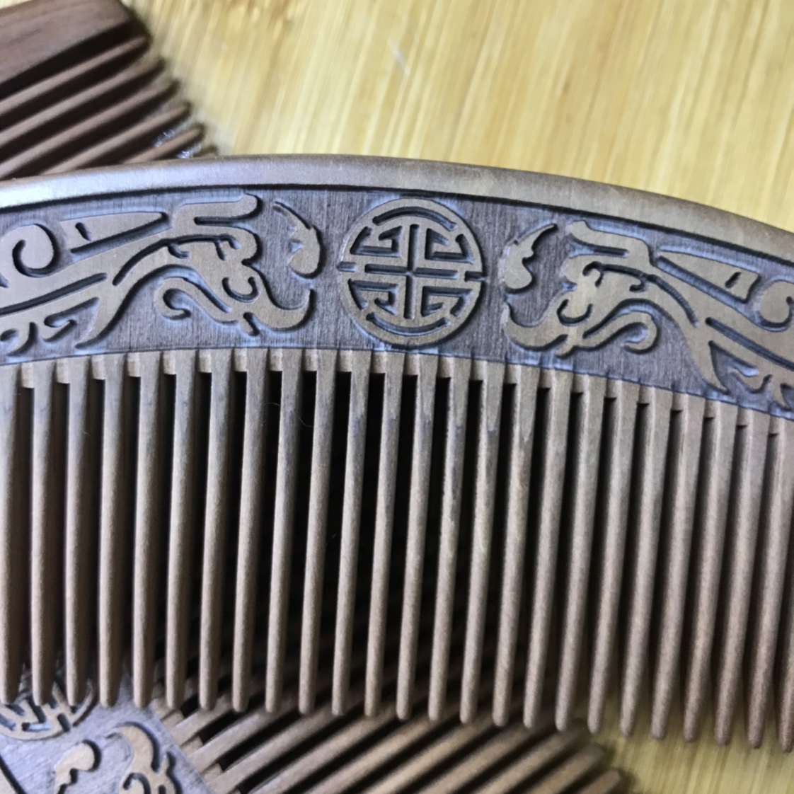 Factory direct sales of natural peach wood combs, double-sided engraved hand-combed combs, customizable logo moon-shaped combs. Specific dimensions are in the video Application Scenario