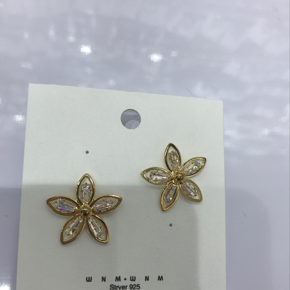 Small chrysanthemum ear studs Application Scenario