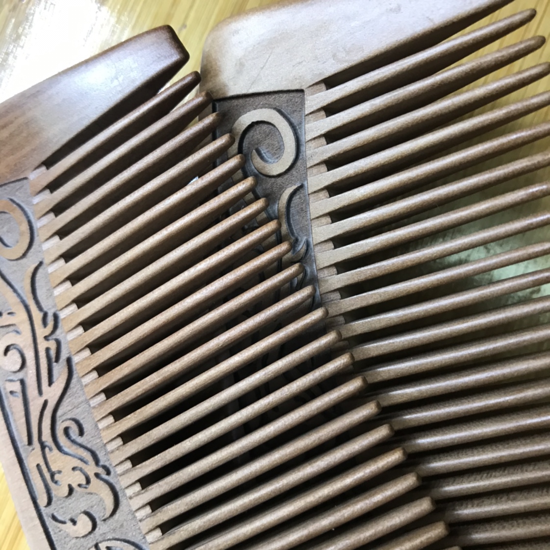 Factory direct sales of natural peach wood combs, double-sided engraved hand-combed combs, customizable logo moon-shaped combs. Specific dimensions are in the video Item Picture