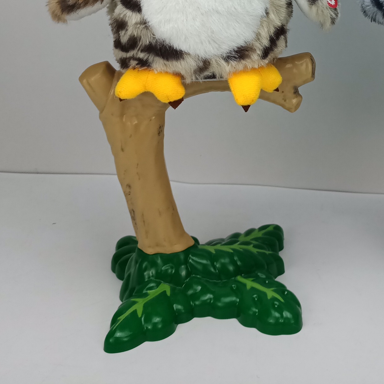 Audio owl plush electric toy manufacturer, electric simulation toy, speaking repeat, owl glow, flapping wings, bird chirping, birthday gift merchant Hai HNR Application Scenario