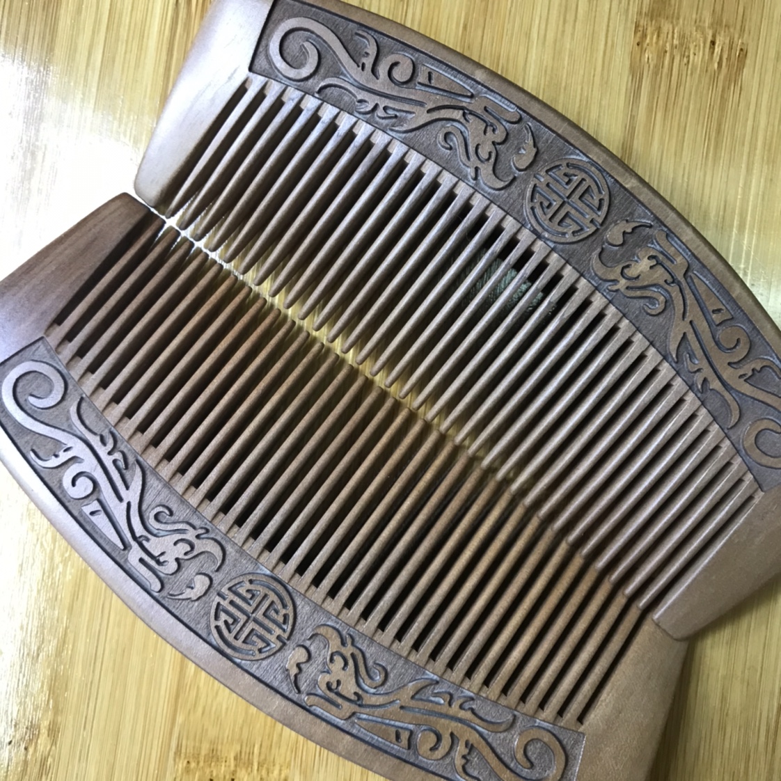 Factory direct sales of natural peach wood combs, double-sided engraved hand-combed combs, customizable logo moon-shaped combs. Specific dimensions are in the video Specification image