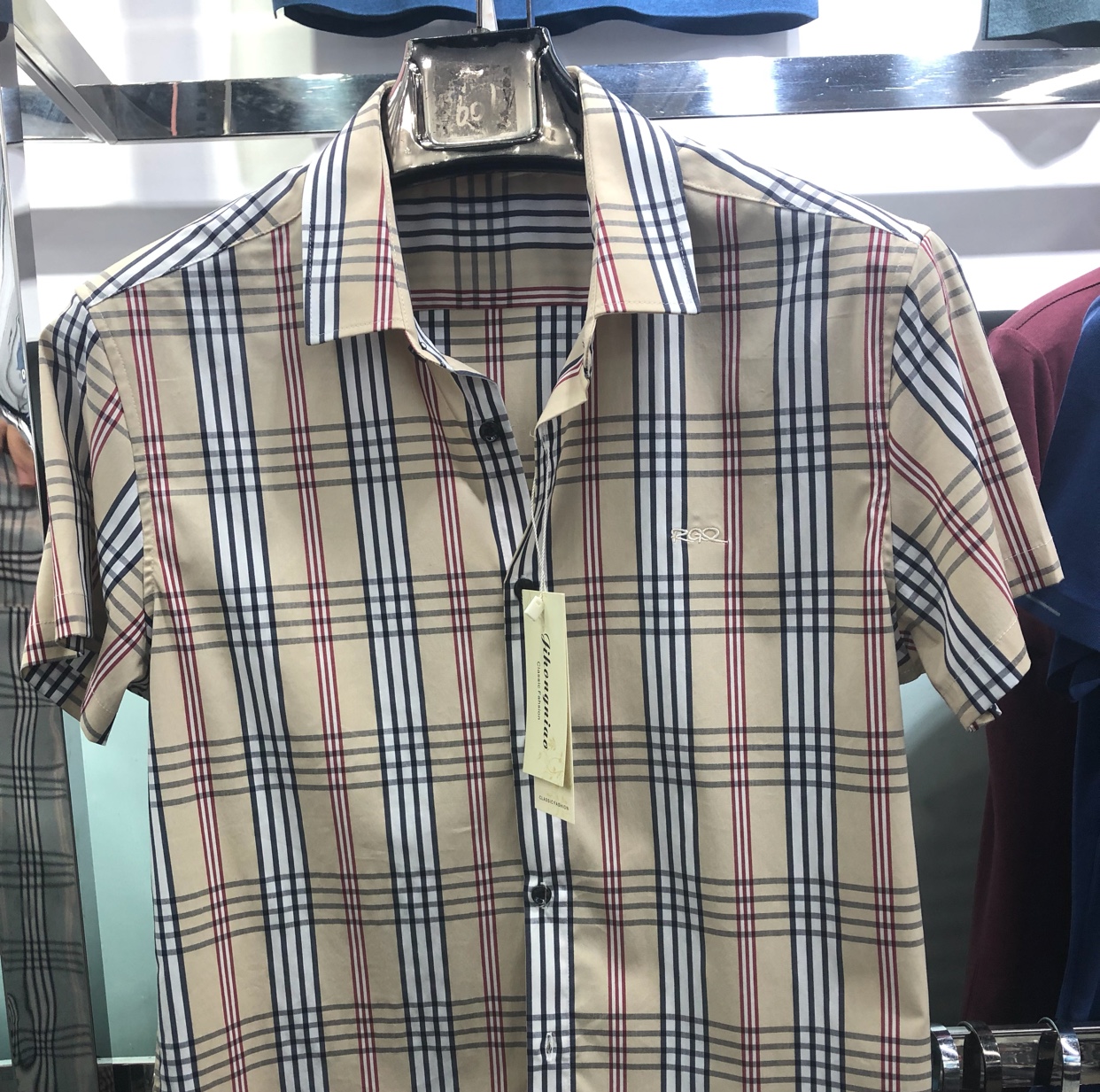 Men's short-sleeved shirts are cool in summer thumbnail