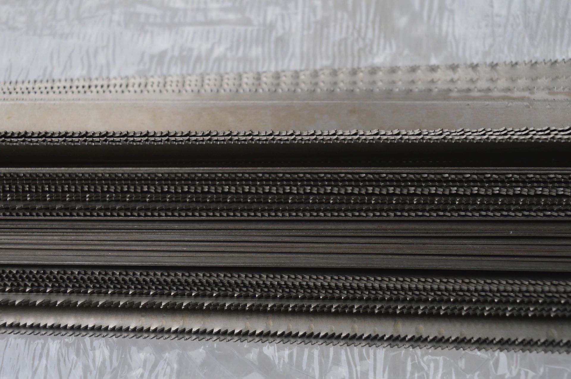 Qingdao Shark brand premium series Flexible hand 18-tooth medium tooth hacksaw blades Specification image