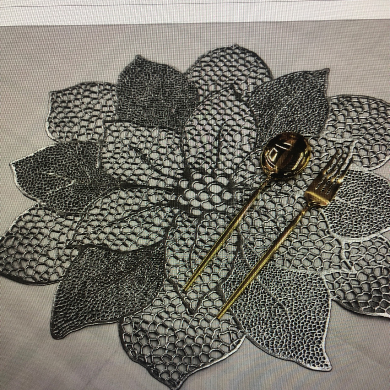 Lace gold-embossed and hollowed-out irregular-shaped placemats 3