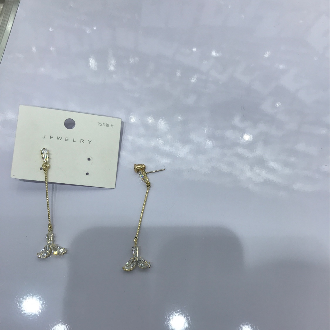 White stone fish-tail silver needle ear studs Application Scenario