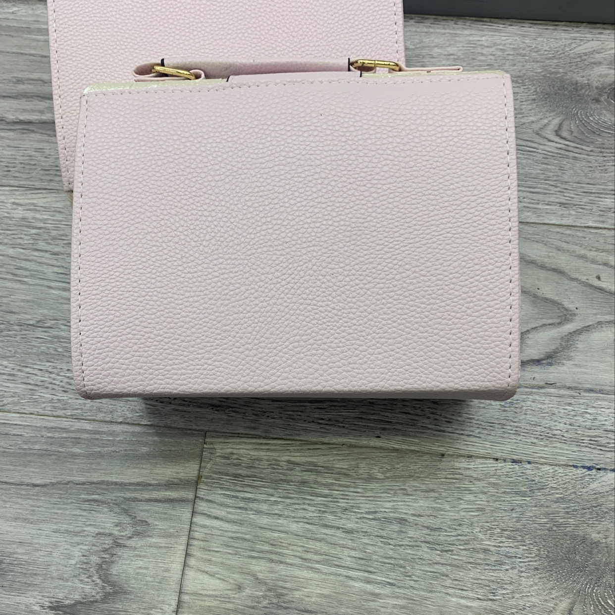 Stylish Crossbody Bag Application Scenario