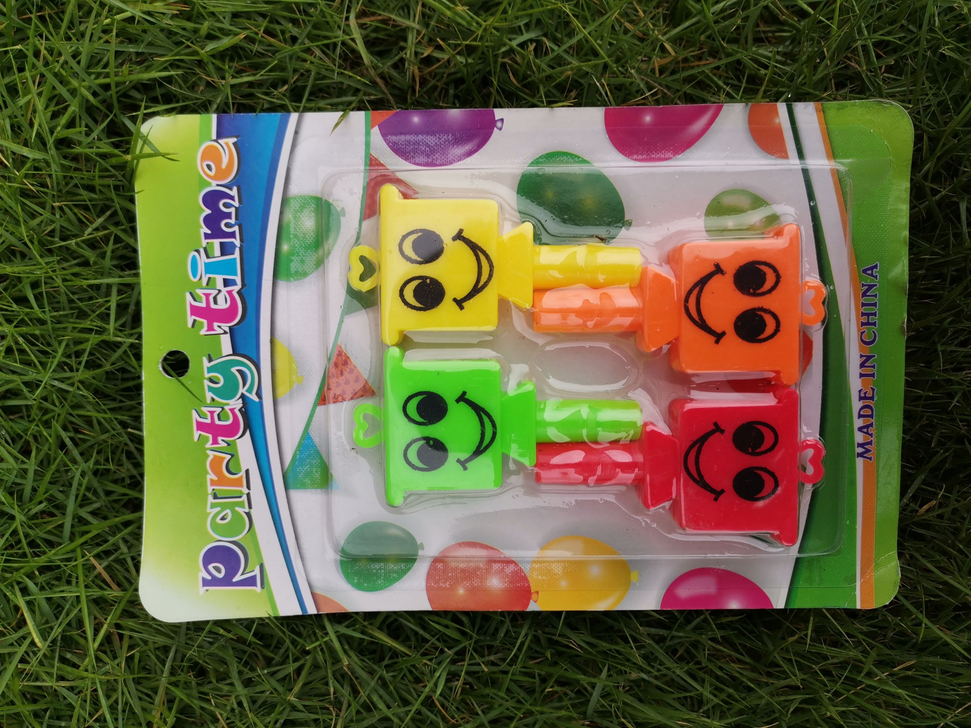 "Love Children Whistle toys, Douyin cartoon safety whistles, SpongeBob Boys and Girls, kindergarten gifts. details Picture