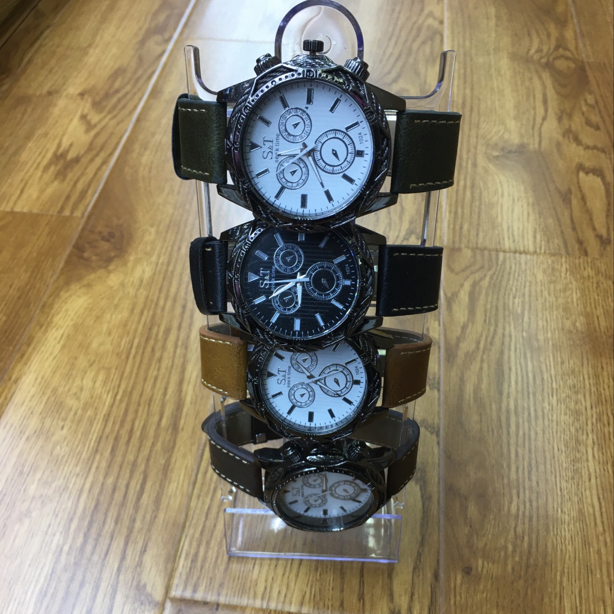 Male triple eyelid watch