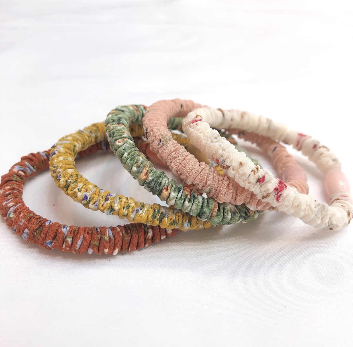 2 thin cloth hair bands, 20 cards per pack