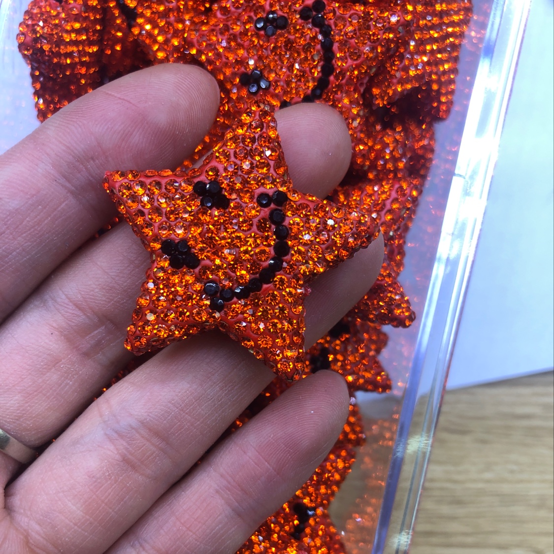 37mm笑脸五星白底实物图