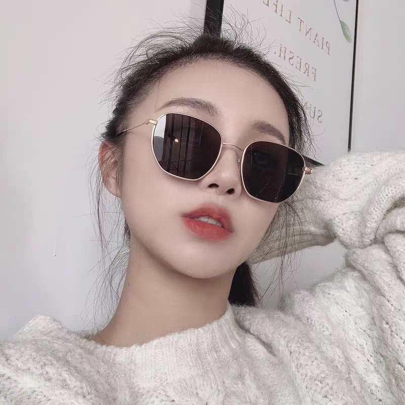 A live-streaming e-commerce influencer promotes fashionable sunglasses with ultra-light metal-framed couple designs details Picture