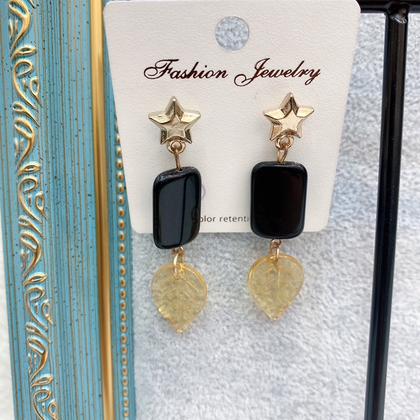 Stylish handmade earrings thumbnail