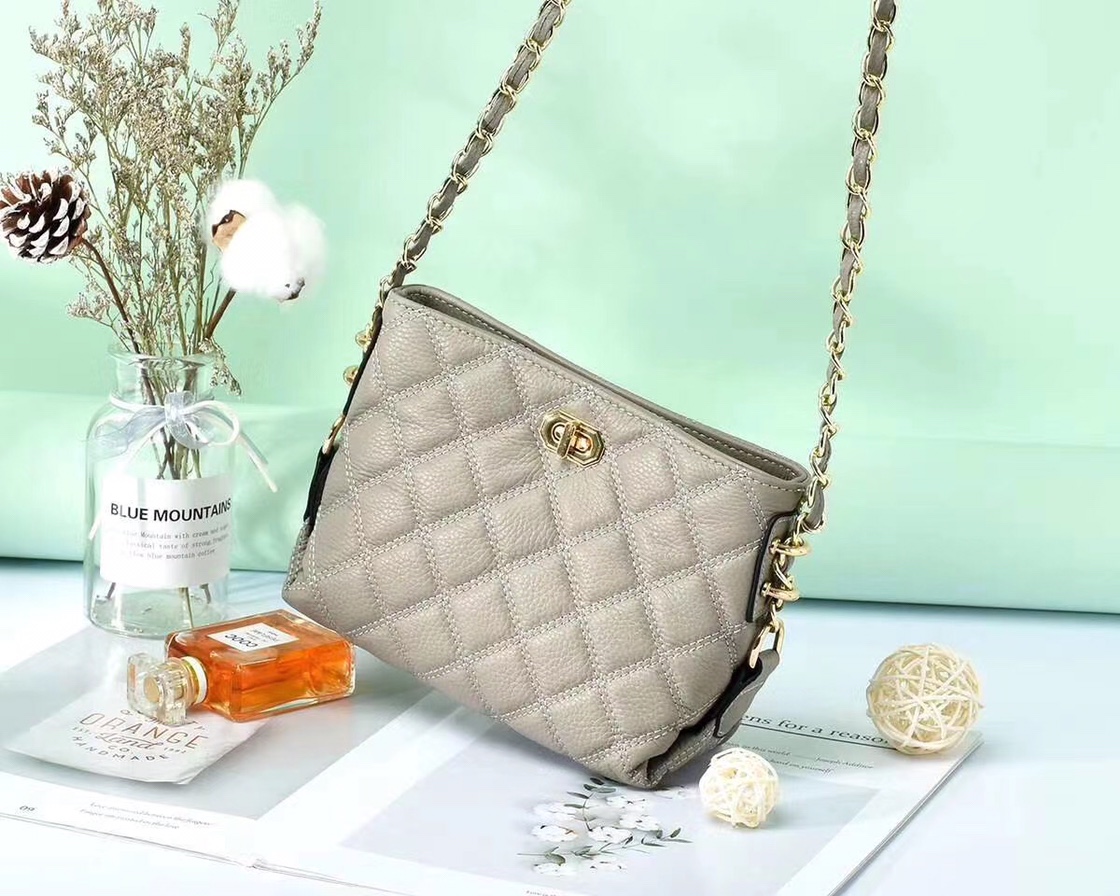 新款～链条包！超级洋气，爆款，面料牛皮，灰白色