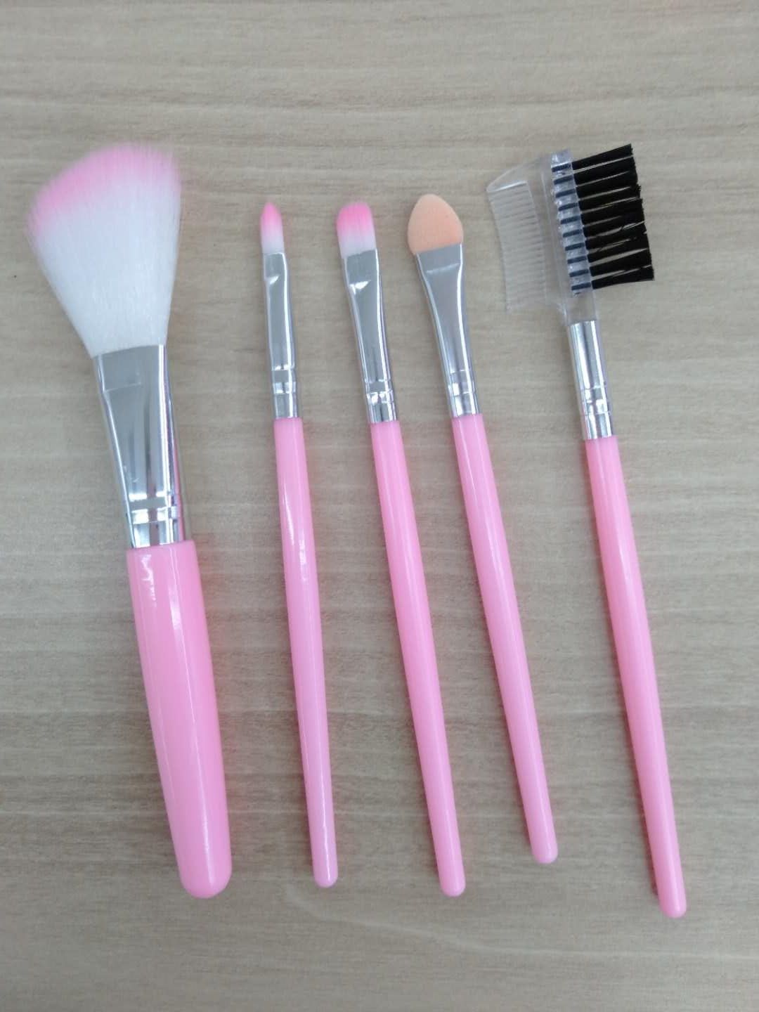 Set with 5 makeup brushes and eyelash curlers full figure