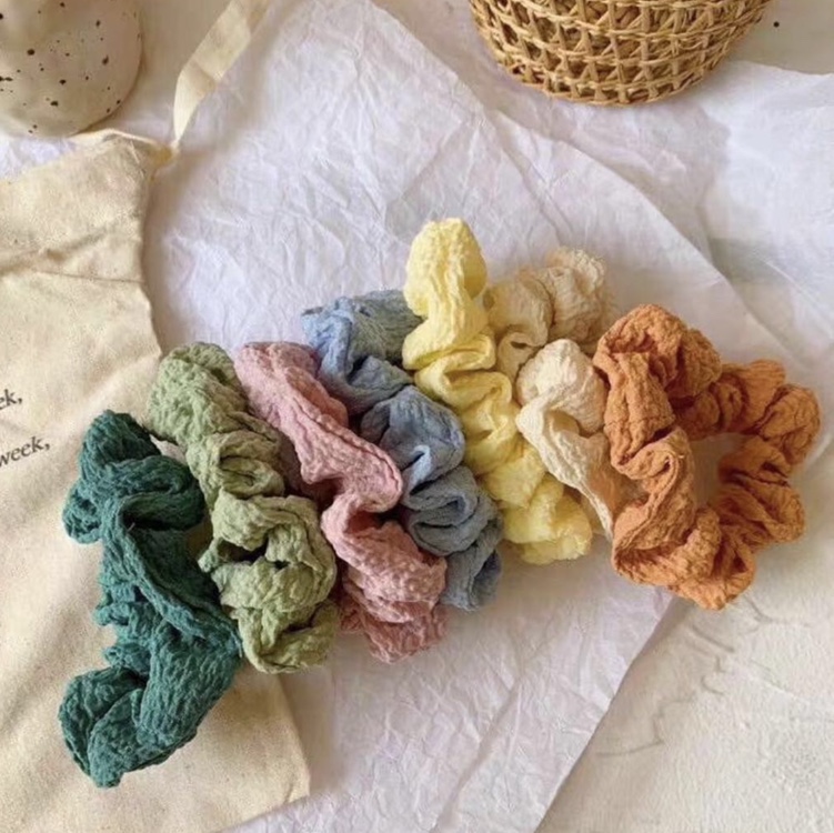 Bubble-wrinkled large intestine circle bow is a beautiful and elegant accessory from Hongchen