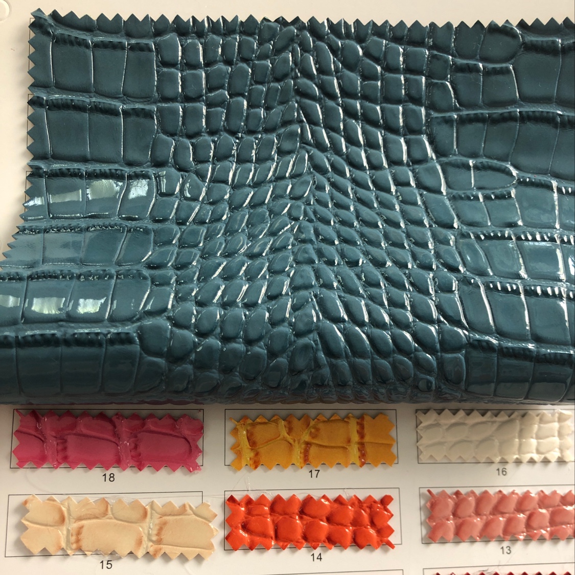 厂家直销热销新款   G949高光鳄鱼纹PVC皮革大量现货高中低档箱包沙发鞋材面料