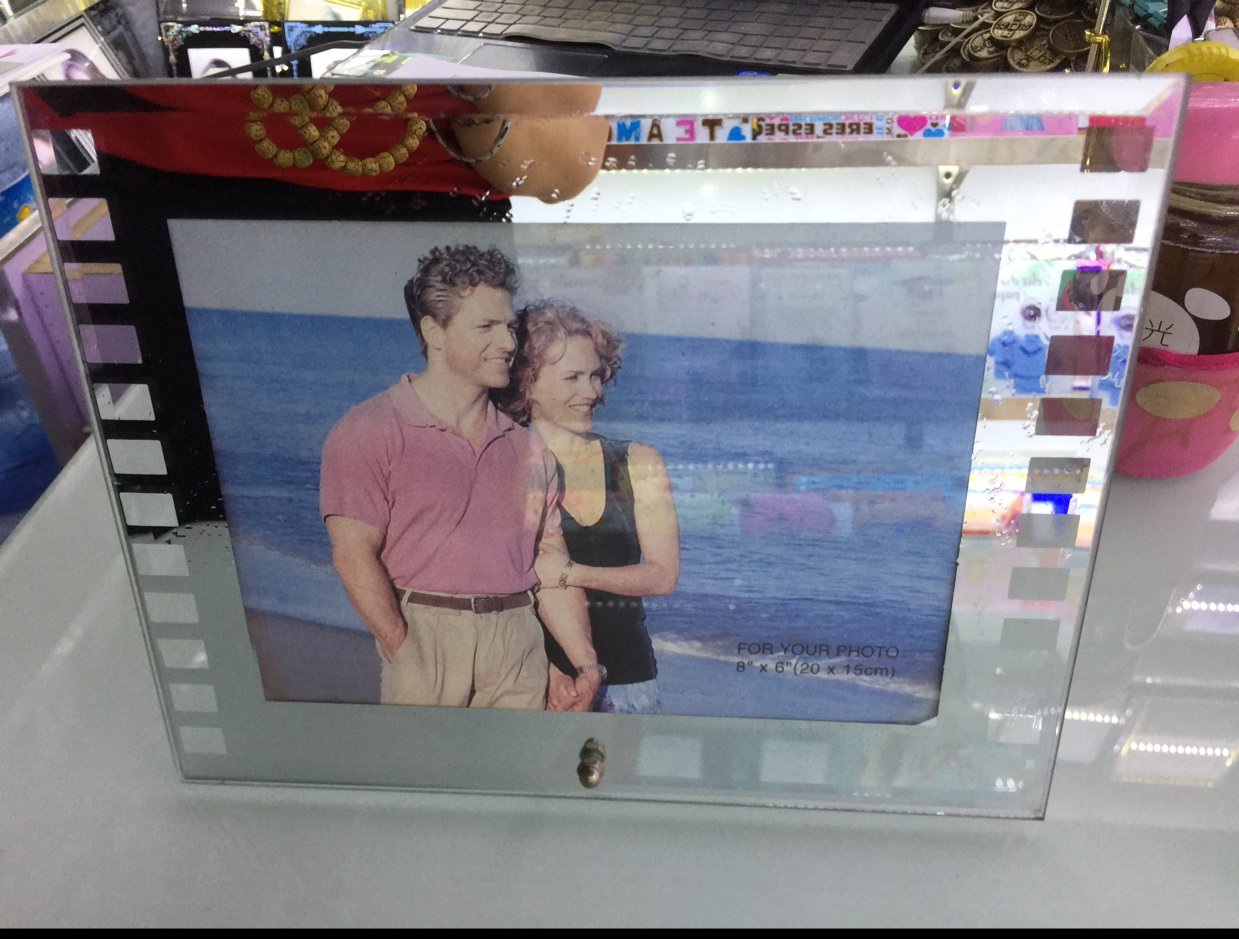 Clean the film in a glass frame with a simple style thumbnail
